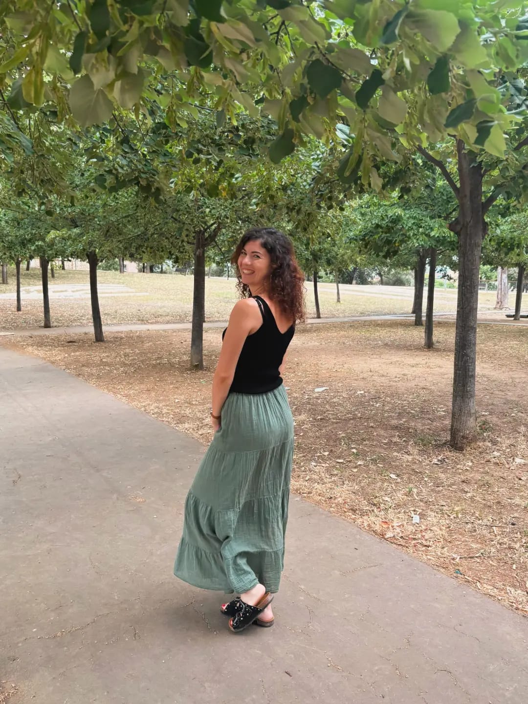Gabi paseando en un entorno natural